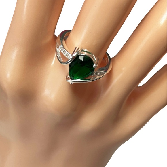 Synthetic Emerald Centre Stone Ring Rhinestone Detail 925 Silver Plate Size 8 - Picture 8 of 10